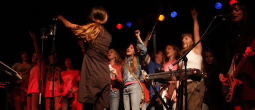 Karpatenhung auf der Bühne mit dem Schulchor